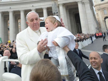 El Papa Francisco y un niño disfrazado de él