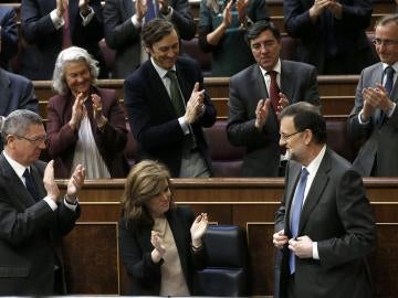 Mariano Rajoy recibe los aplausos de la bancada del PP