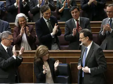 Mariano Rajoy recibe los aplausos de la bancada del PP Mariano Rajoy recibe los aplausos de la bancada del PP