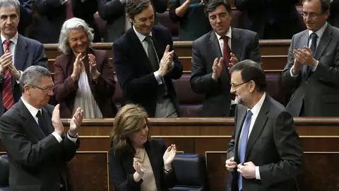 Mariano Rajoy recibe los aplausos de la bancada del PP Mariano Rajoy recibe los aplausos de la bancada del PP