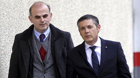 El abogado Francisco Jos&eacute; Carvajal (derecha), a su llegada al juzgado