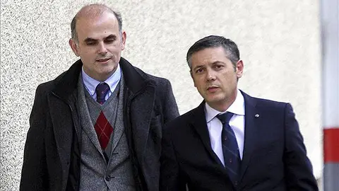 El abogado Francisco José Carvajal (derecha), a su llegada al juzgado El abogado Francisco José Carvajal (derecha), a su llegada al juzgado