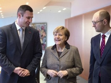 Merkel con Arseni Yatsenyuk y Vitali Klitschkó