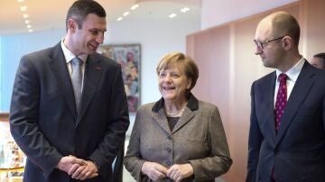 Merkel con Arseni Yatsenyuk y Vitali Klitschkó