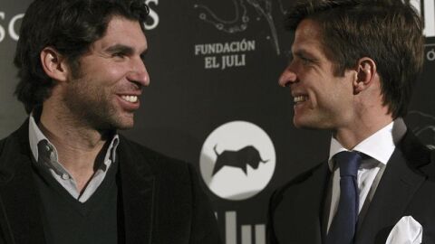 El torero Juli&aacute;n L&oacute;pez 'El Juli' conversa con el diestro Cayetano Rivera