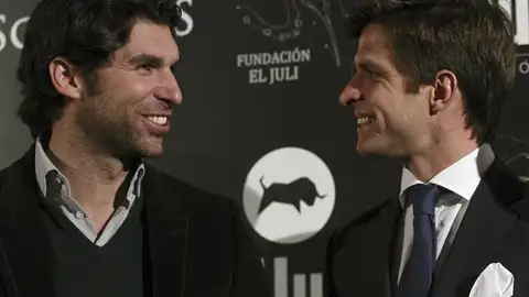 El torero Julián López 'El Juli' conversa con el diestro Cayetano Rivera El torero Julián López 'El Juli' conversa con el diestro Cayetano Rivera