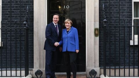David Cameron y Angela Merkel, momentos antes de su reuni&oacute;n en Londres