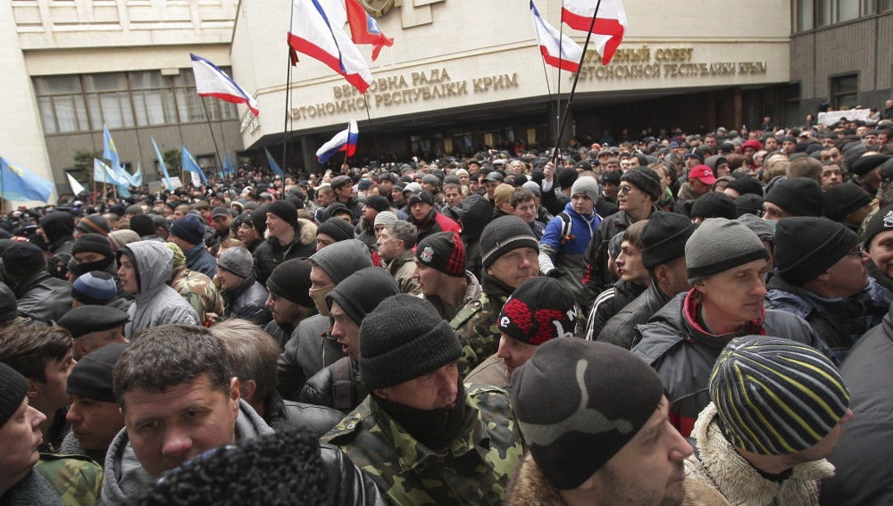 Partidarios de Moscú y de Kiev se enfrentan ayer cerca del edificio del Parlamento en Simferopol