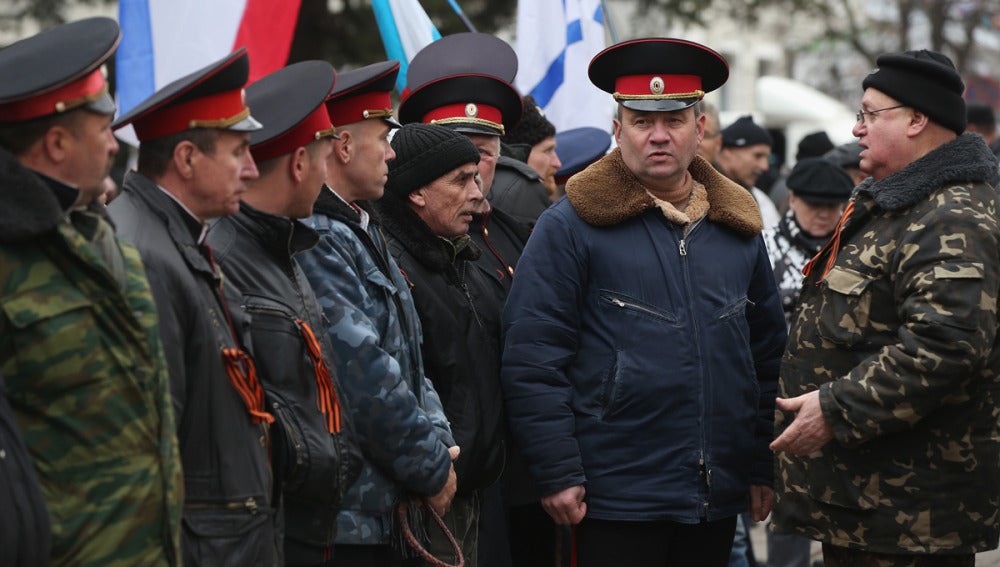 Cosacos prorrusos frente al Parlamento de Crimea en Simferópol