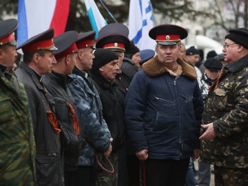 Cosacos prorrusos frente al Parlamento de Crimea en Simferópol