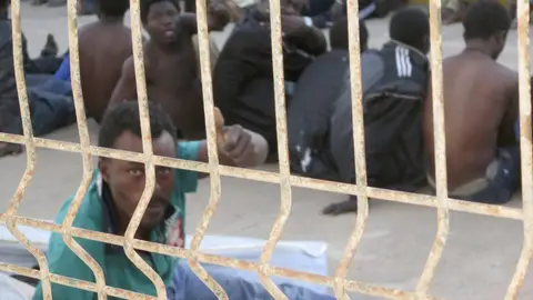 Un inmigrante celebra el éxito en su salto a la valla de Melilla Un inmigrante celebra el éxito en su salto a la valla de Melilla