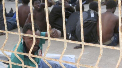 El salto de 200 inmigrantes a la valla de Melilla rememora las avalanchas a la frontera de 2005