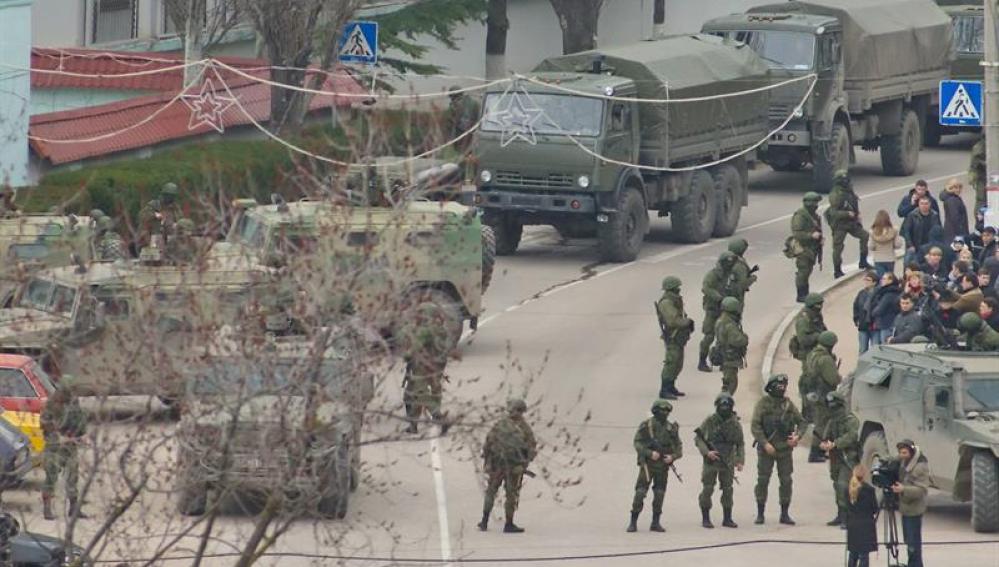 Militares desplegados en Crimea