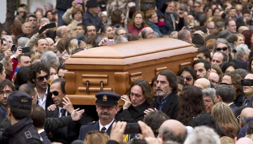 Amigos y familiares portan a hombros el féretro con los restos mortales de Paco de Lucía
