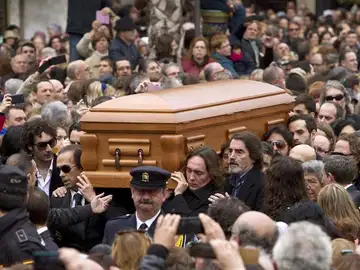 Amigos y familiares portan a hombros el féretro con los restos mortales de Paco de Lucía Amigos y familiares portan a hombros el féretro con los restos mortales de Paco de Lucía