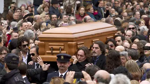 Amigos y familiares portan a hombros el féretro con los restos mortales de Paco de Lucía Amigos y familiares portan a hombros el féretro con los restos mortales de Paco de Lucía