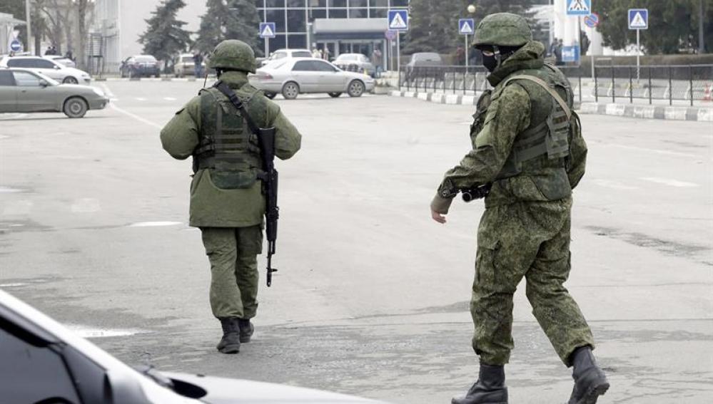 Militares en el aeropuerto de Crimea