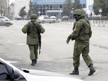 Militares en el aeropuerto de Crimea