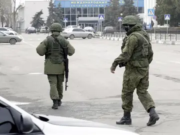 Militares en el aeropuerto de Crimea Militares en el aeropuerto de Crimea