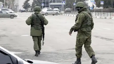 Militares en el aeropuerto de Crimea Militares en el aeropuerto de Crimea