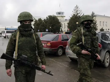 Hombres sin identificar vestidos de militares en Crimea Hombres sin identificar vestidos de militares en Crimea
