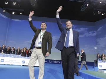 El presidente del Gobierno, Mariano Rajoy, junto al nuevo líder del PP de Andalucía, Juan Manuel Moreno