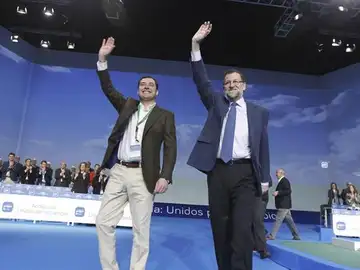 El presidente del Gobierno, Mariano Rajoy, junto al nuevo líder del PP de Andalucía, Juan Manuel Moreno El presidente del Gobierno, Mariano Rajoy, junto al nuevo líder del PP de Andalucía, Juan Manuel Moreno
