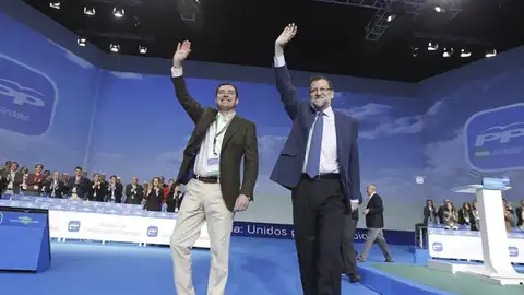 El presidente del Gobierno, Mariano Rajoy, junto al nuevo líder del PP de Andalucía, Juan Manuel Moreno El presidente del Gobierno, Mariano Rajoy, junto al nuevo líder del PP de Andalucía, Juan Manuel Moreno