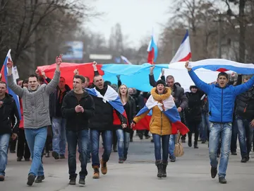 Simpatizantes prorrusos lucen los colores de la bandera de Crimea Simpatizantes prorrusos lucen los colores de la bandera de Crimea