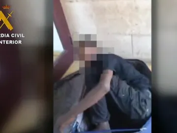 Un inmigrante metido en una maleta Un inmigrante metido en una maleta