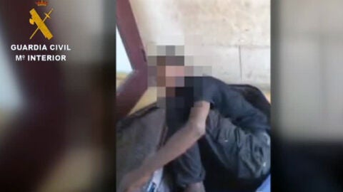 Un inmigrante metido en una maleta