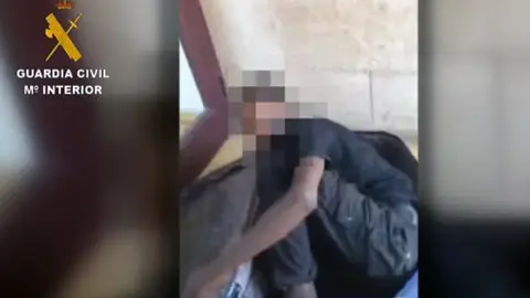 Un inmigrante metido en una maleta Un inmigrante metido en una maleta