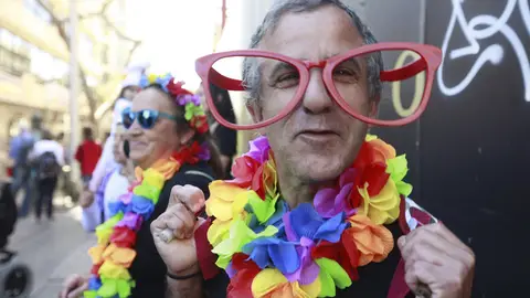 Hombre disfrutando del Carnaval en España Hombre disfrutando del Carnaval en España