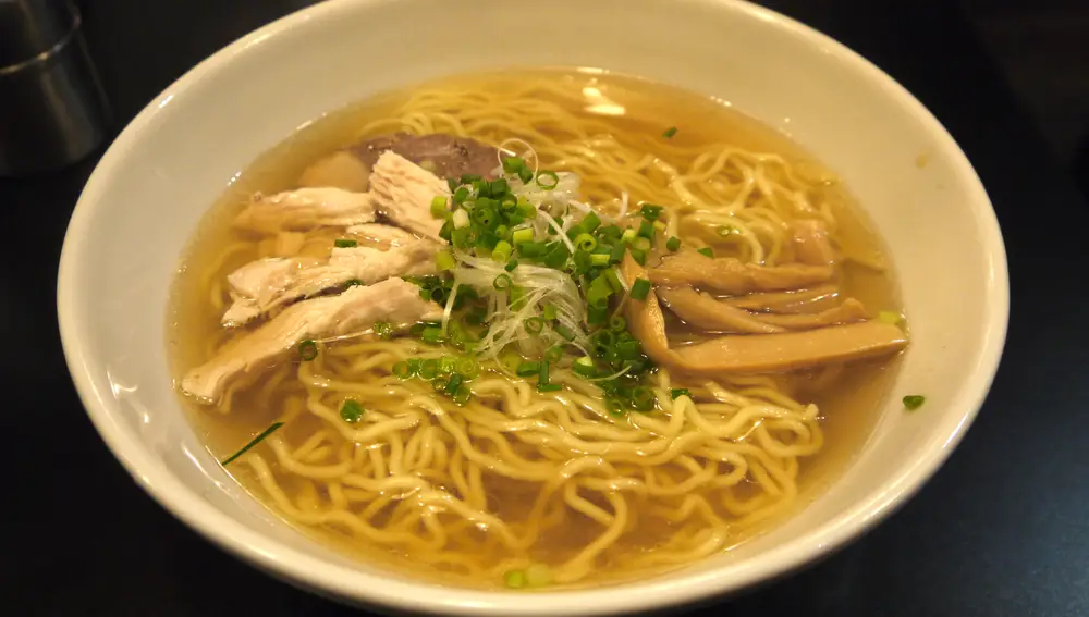 El ramen está compuesto de sopa, fideos, carne o vegetales. El ramen está compuesto de sopa, fideos, carne o vegetales.
