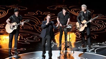 U2 interpretando su canción durante la ceremonia