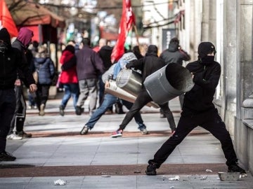 Encapuchados destrozan escaparates en la manifestación en protesta por el foro económico en Bilbao 