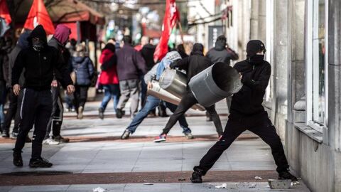 Encapuchados destrozan escaparates en la manifestaci&oacute;n en protesta por el foro econ&oacute;mico en Bilbao 