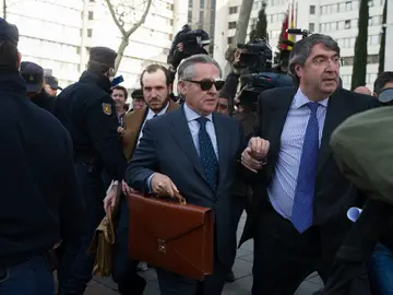 Miguel Blesa, perseguido a la entrada de la Audiencia Nacional Miguel Blesa, perseguido a la entrada de la Audiencia Nacional