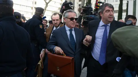 Miguel Blesa, perseguido a la entrada de la Audiencia Nacional Miguel Blesa, perseguido a la entrada de la Audiencia Nacional