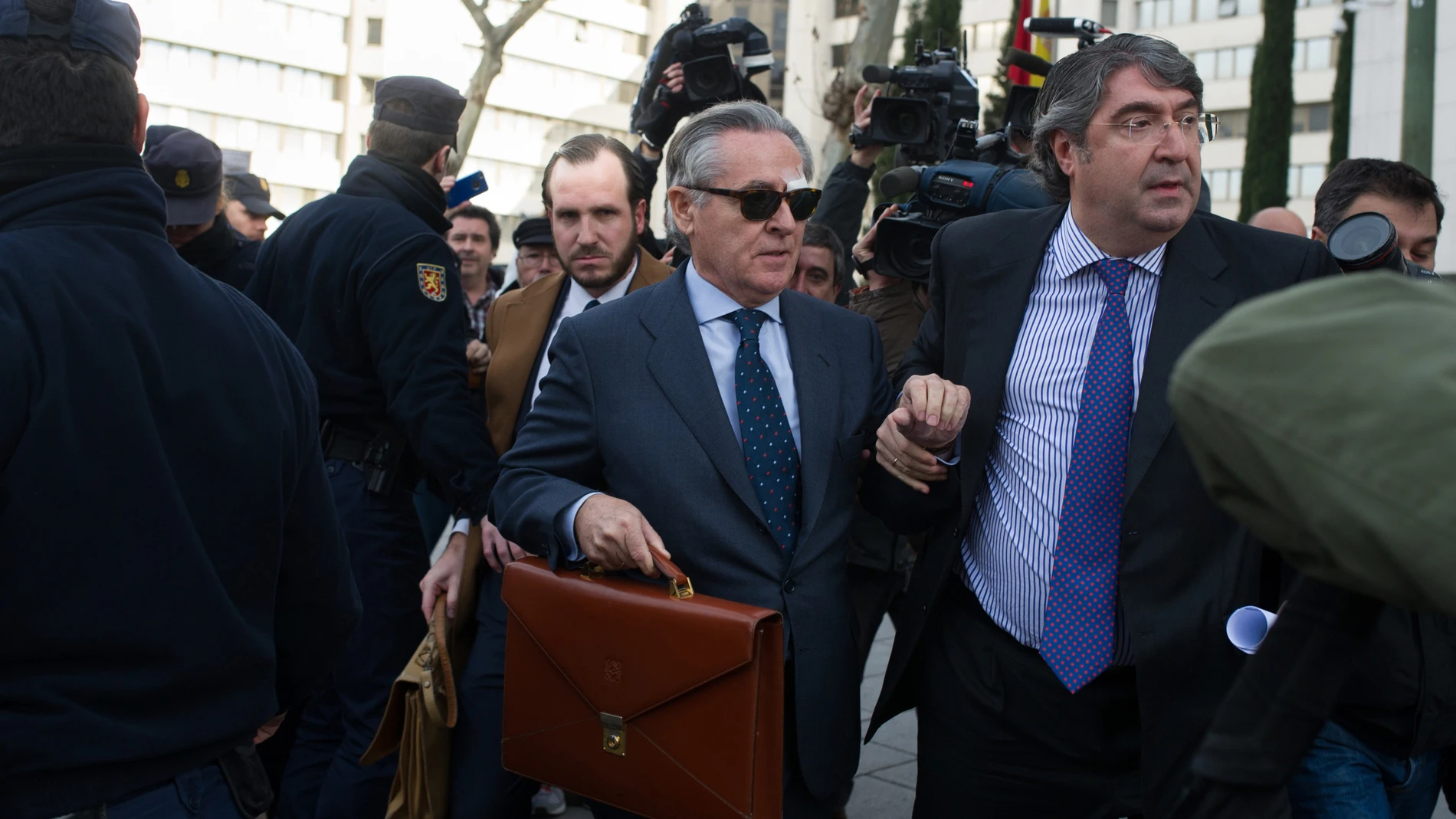 Miguel Blesa, perseguido a la entrada de la Audiencia Nacional Miguel Blesa, perseguido a la entrada de la Audiencia Nacional