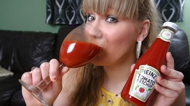 Una estudiante adicta al ketchup dice consumir 75 kilos al año