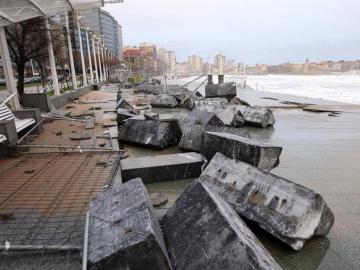 Daños en el paseo marítimo de Gijón