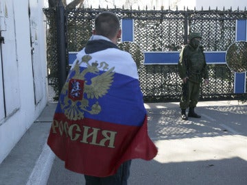 Un hombre con bandera rusa en la base de la Fuerza Naval ucraniana de Sebastopol