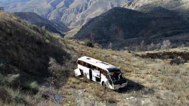 Tres heridos graves al despeñarse un autobús escolar en Dos Aguas