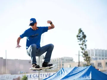 Un skater durante la demostración del skate volador. Un skater durante la demostración del skate volador.