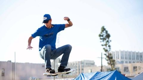 Un skater durante la demostraci&oacute;n del skate volador.