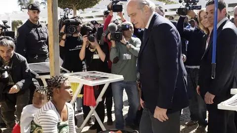 Fernández Díaz visita Melilla, un mes después de la tragedia en Ceuta Fernández Díaz visita Melilla, un mes después de la tragedia en Ceuta