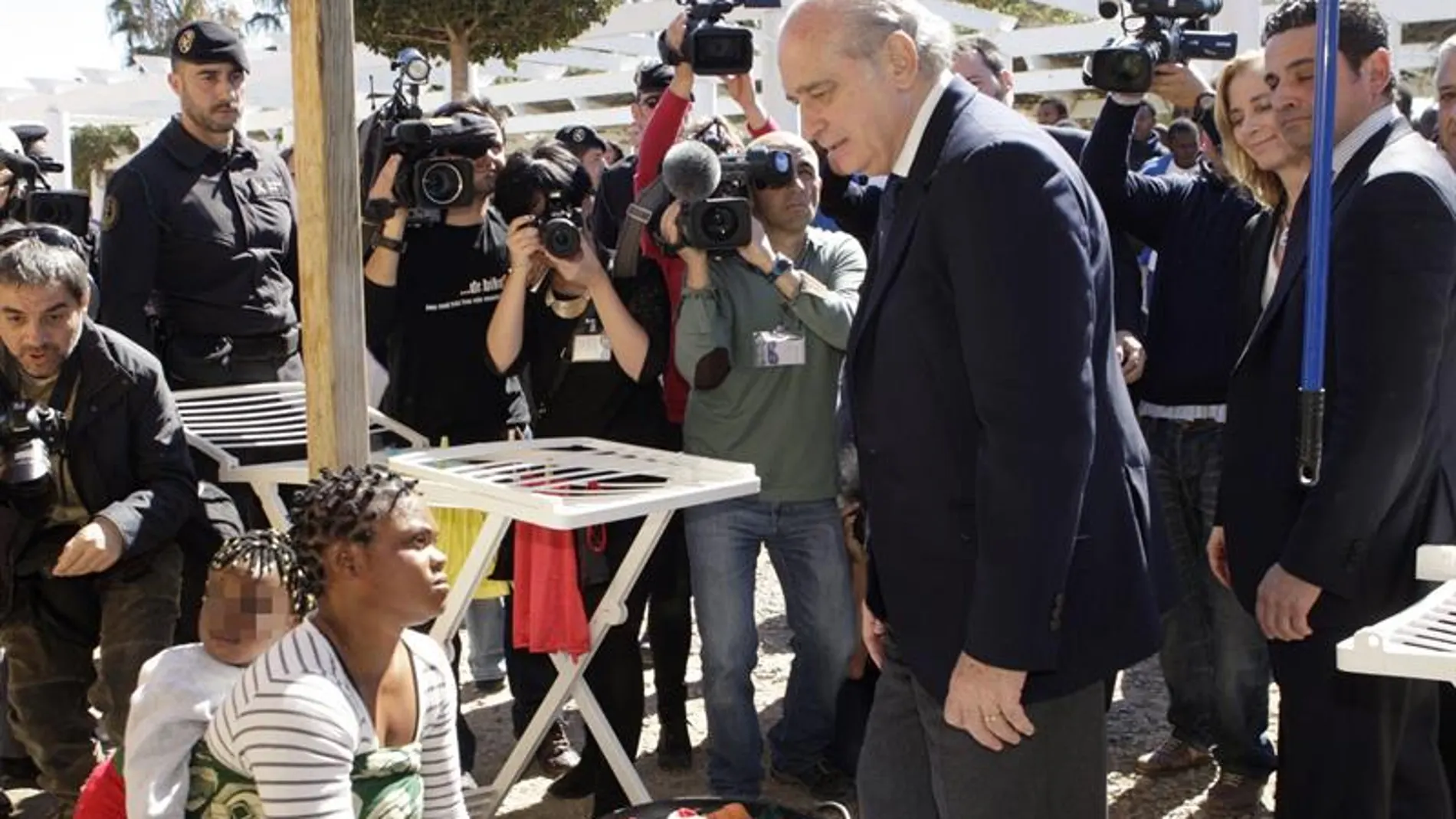 Fernández Díaz visita Melilla, un mes después de la tragedia en Ceuta Fernández Díaz visita Melilla, un mes después de la tragedia en Ceuta