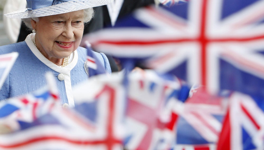 La reina Isabel II deja la Catedral de San Pablo en Londres, junio 2011