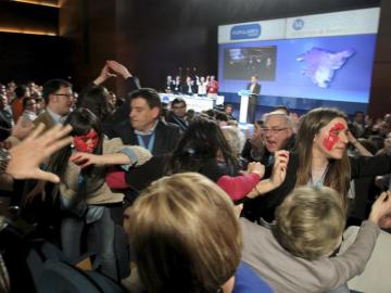Gritos en defensa del aborto en el discurso de Rajoy Gritos en defensa del aborto en el discurso de Rajoy